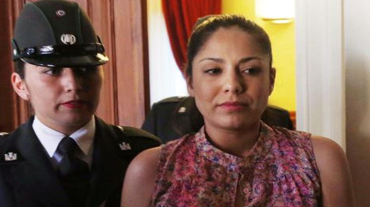 
La ex modelo chilena Natalia Ciuffardi esposada abandona la Corte en Santiago de Chile, donde se ordenó su extradición a Tegucigalpa por presunta corrupción.
