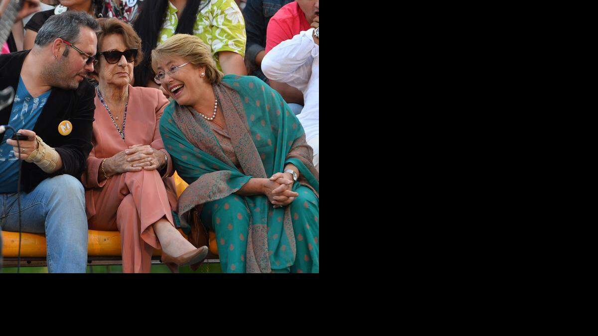 
La presidenta de Chile, Michelle Bachelet (der.), con su madre Angela Jeria y su hijo Jorge Sebastián Dávalos, en el 2013.
