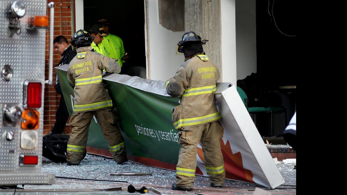 
Bomberos y policías acuden a uno de los lugares el jueves en Bogotá donde ocurrió una explosión con un saldo de varios heridos.
