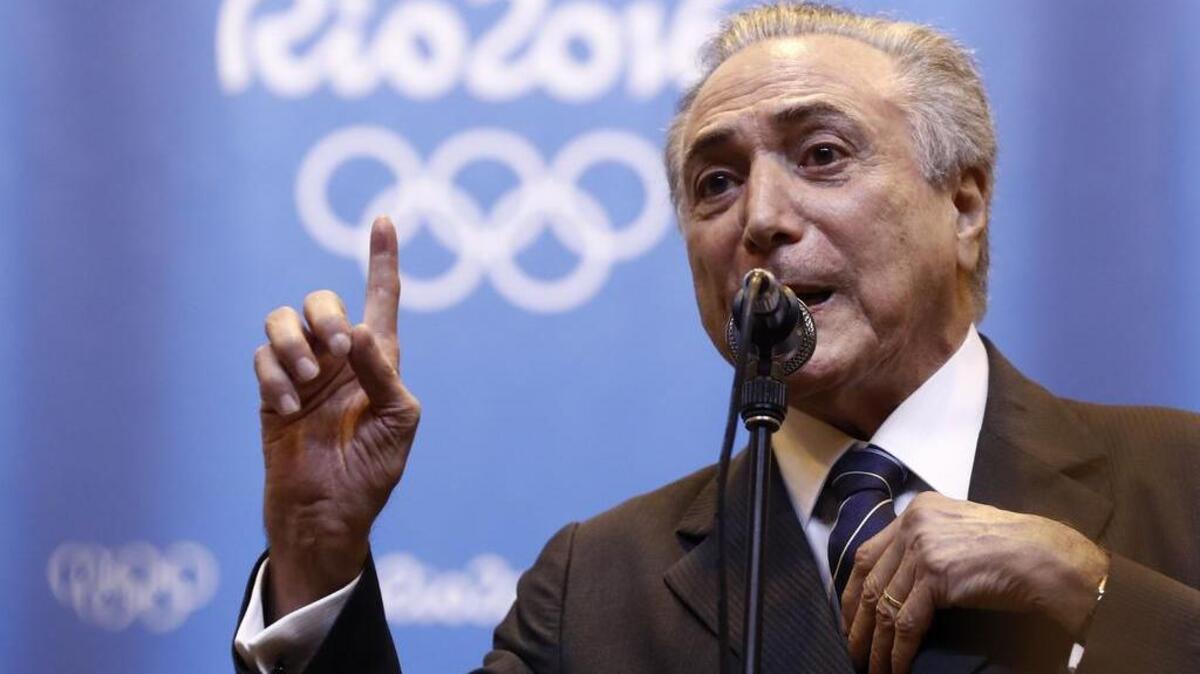 El presidente interino de Brasil, Michel Temer, da una declaración durante una visita al parque olímpico en Río de Janeiro el 18 de agosto de 2016.