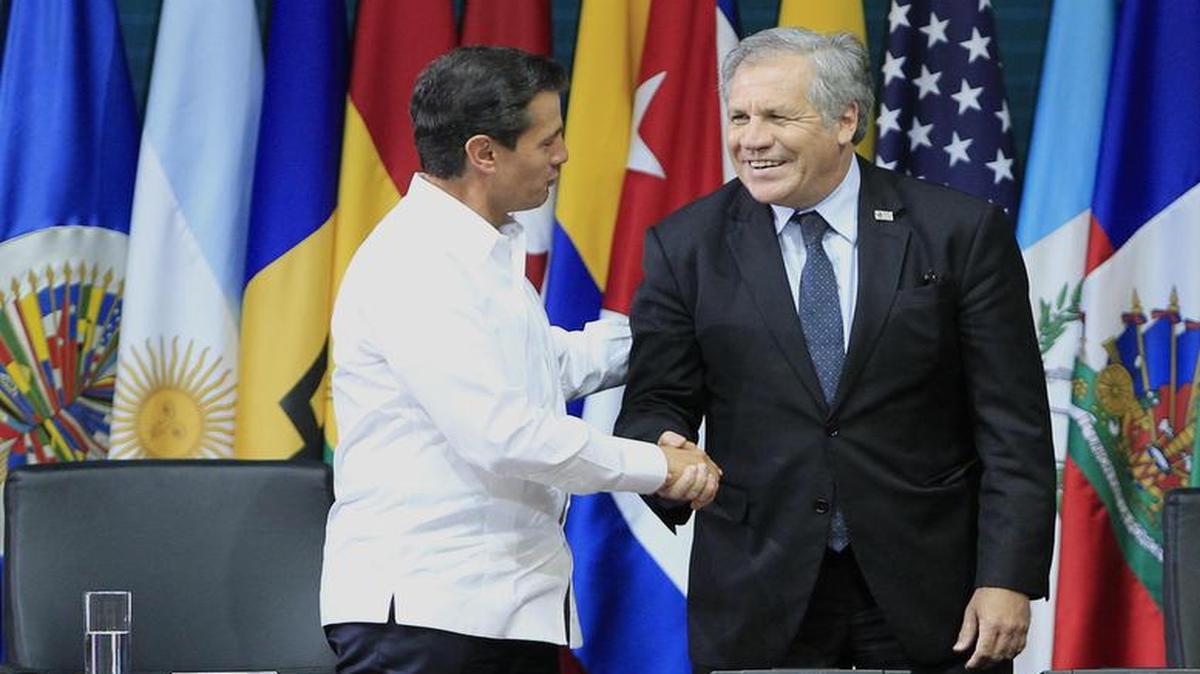 El presidente de México, Enrique Peña Nieto (i), saluda al secretario general de la OEA, Luis Almagro (d), el lunes 19 de junio de 2017, en la inauguración de la 47 Asamblea General de la Organización de Estados Americanos (OEA), en Cancún, en el estado de Quintana Roo (México).
