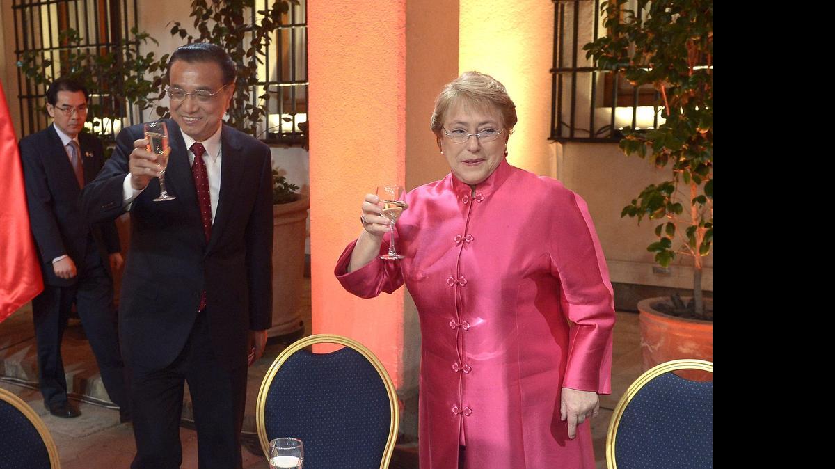 
La mandataria chilena, Michelle Bachelet, brinda junto al primer ministro de China, Li Keqiang, durante una cena en su honor el l lunes en el Palacio de La Moneda, en Santiago.
