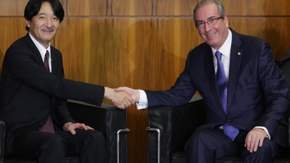 El príncipe de Japón, Akishino (izq.), saluda al presidente de la Cámara de los Diputados de Brasil, Eduardo Cunha, en Brasilia, el jueves.