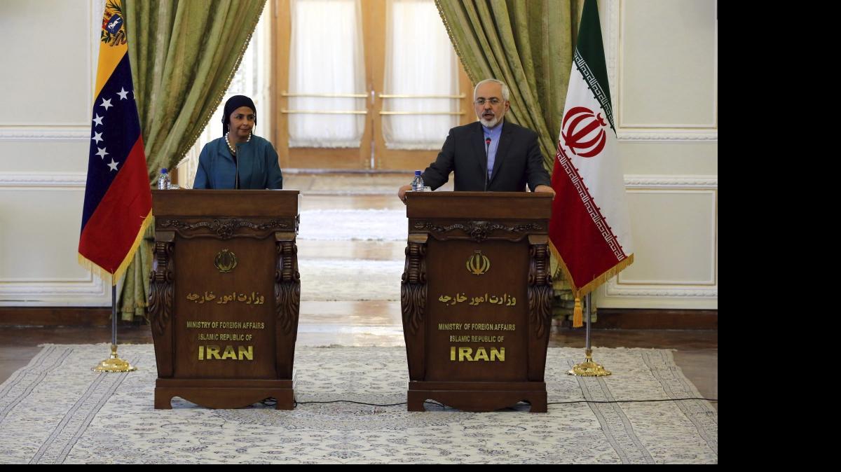 
 El ministro iraní de Exteriores, Javad Zarif (dcha), y su homóloga venezolana, Delcy Rodriguez (izda), ofrecen una rueda de prensa en Teherán (Irán) hoy, lunes 20 de abril de 2015.  
