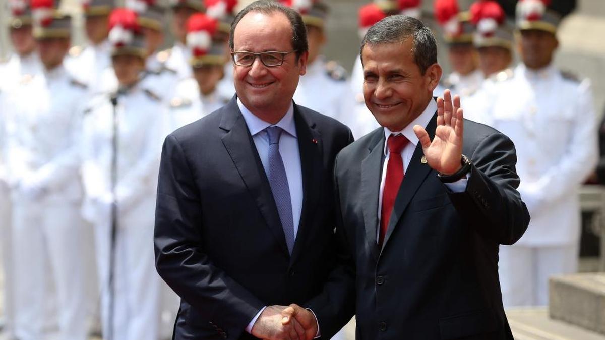 El presidente de Perú, Ollanta Humala (der.), recibe el martes a su homológo francés Francois Hollande, el martes en el Palacio de Gobierno en Lima. Humala rechazó cualquier vinculación con supuestos pagos hechos por una empresa brasileña y convocó al embajador de Brasil, Marcos Raposo Lopes.