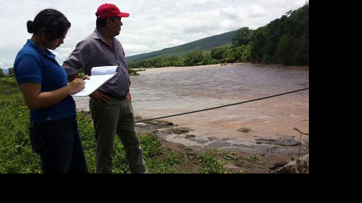 
Un funcionario de la Comisión Permanente de Contingencias de Honduras (COPECOHONDURAS), evalúa los daños causados por las lluvias al puente Hamaca, en Villa de San Francisco. 
