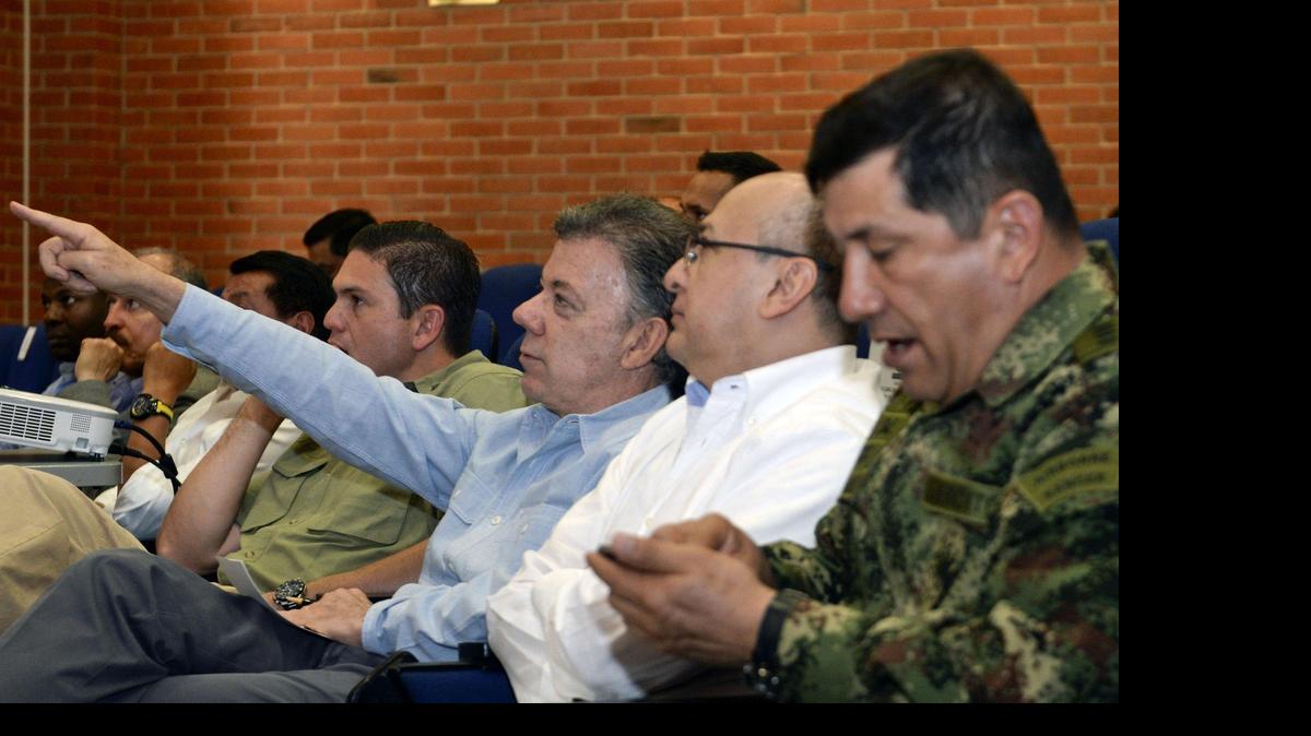
El fiscal general de Colombia, Eduardo Montealegre (con lentes), junto al presidente Juan Manuel Santos (cent.) 
