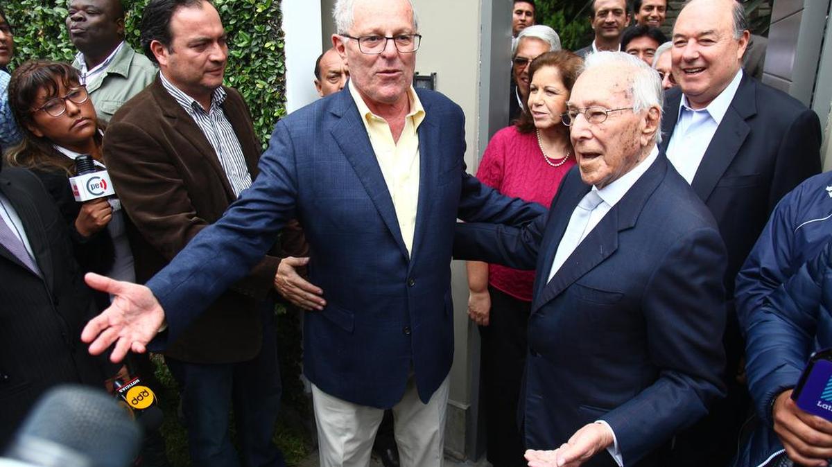 El presidente electo del Perú, Pedro Pablo Kuczynski (izq.), habla a la prensa junto a Luis Bedoya Reyes (der.), fundador del Partido Popular Cristiano (PPC) el sábado, en Lima.