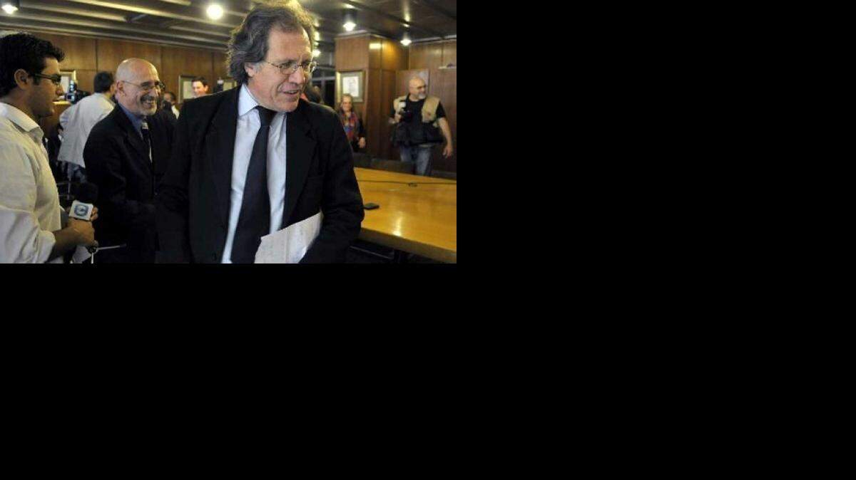 
El ministro de Relaciones Exteriores de Uruguay, Luis Almagro, visitó la nueva sede de la embajada de Israel en Montevideo, que ha sido objeto de interés por sospechas de un ataque terrorista. 
