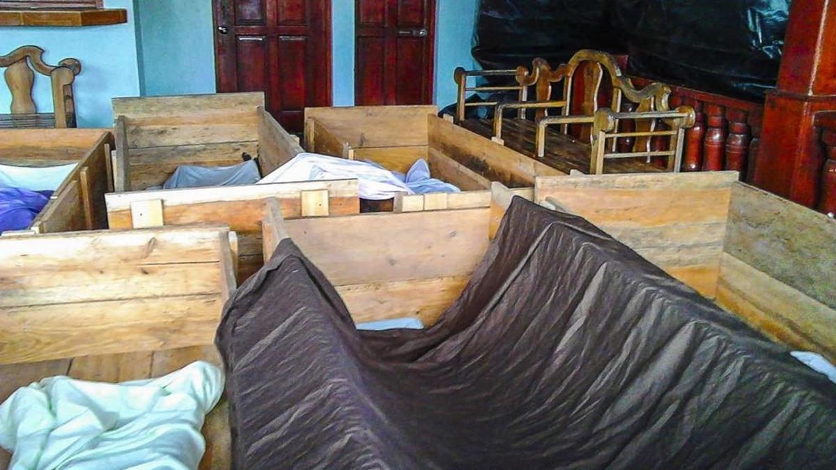 Urnas con los cuerpos de nueve costarricenses que murieron en un accidente de una embarcación el domingo, en la costa del Caribe de Nicaragua.