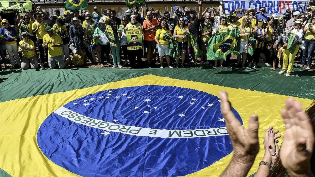 Miles de brasileños son vistos por las calles de Brasilia protestando a favor o en contra del juicio a Dilma Rousseff.