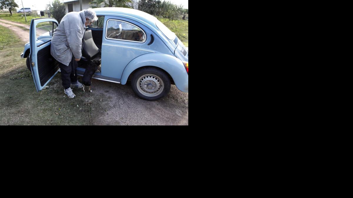 
El presidente uruguayo, José Mujica, con su automóvil Volkswagen en su casa en Montevideo. Mujica recibió una oferta de $1 millón para vender su Volkswagen de 1987.


