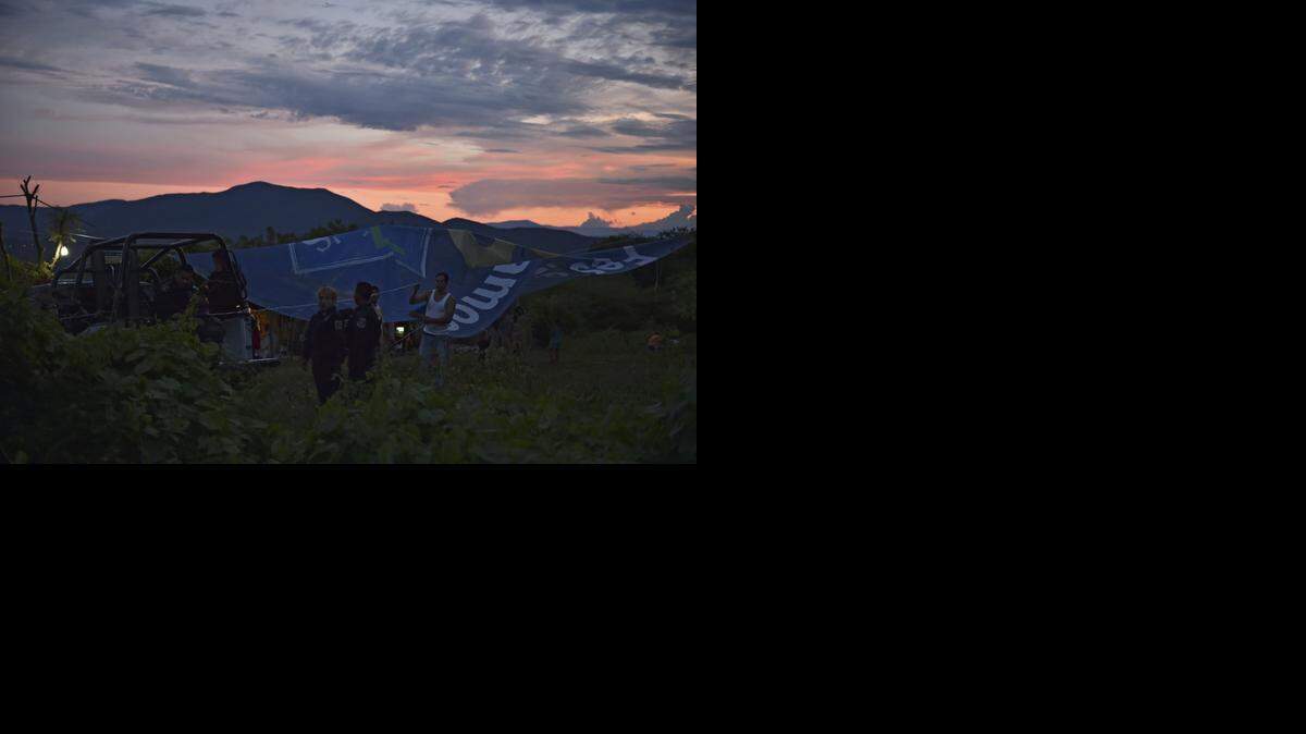 
Varios policas patrullan Pueblo Viejo, en las afueras de Iguala, en el estado mexicano de Guerrero, donde se hallaron seis fosas clandestinas donde se sospechan enterraron a 43 estudiantes desaparecidos.
