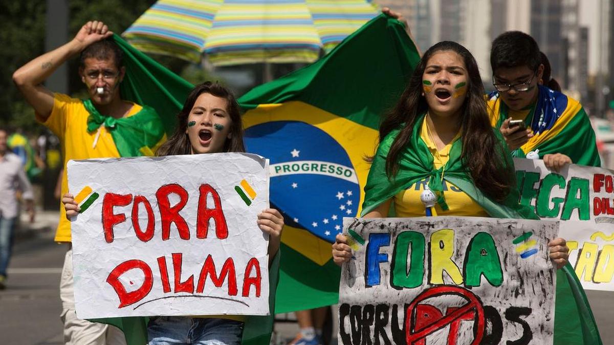 
Para los sectores de la oposición en Brasil, la “única salida” a la situación actual del país es la destitución de la presidenta Dilma Rousseff.
