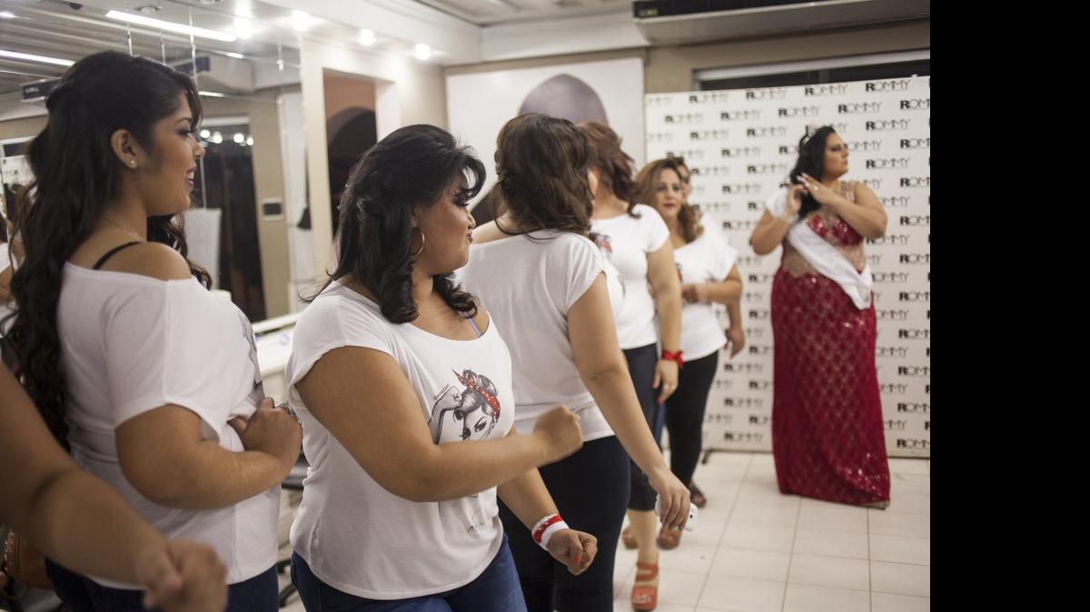 
Las candidatas a Miss Gordita 2015 se preparan antes de la gala el viernes en Asunción, Paraguay. El concurso de belleza tiene como principal requisito para participar pesar al menos 70 kilos.

