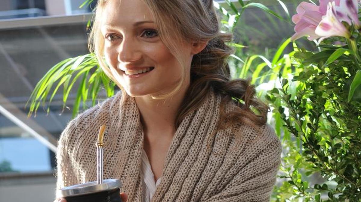Karla Johan, sumiller y embajadora mundial del mate, cuya labor es, al igual que ocurre con el buen vino, analizar el producto a través de los cinco sentidos para brindar "el mejor sabor", durante una entrevista con Efe en Buenos Aires. La yerba mate, emblema de Argentina y Uruguay, está siendo objeto de exigentes paladares y olfatos que buscan abrir mercados y exportar a gran escala los beneficios de esta bebida antioxidante en forma de energizante y mate cocido. En ello trabaja actualmente la industria de esta yerba, que espera aprovechar la apertura de la economía argentina hacia el exterior y sus esfuerzos por optimizar las relaciones económicas más allá del Cono Sur latinoamericano para captar nuevos mercados.