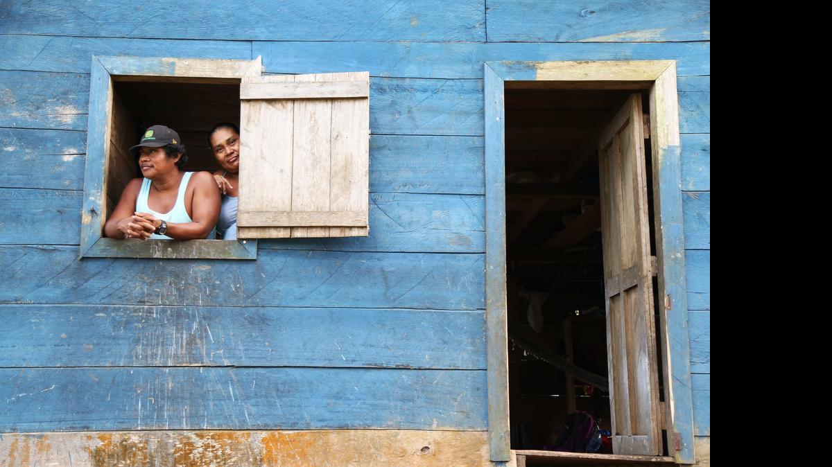 
Ronald McCrae y su esposa, Carmela Hodgson, viven en el pueblo litoral de Bangkukuk, Nicaragua. El proyecto del canal incluye construir un inmenso puerto para contenedores en la costa de Bangkukuk.
