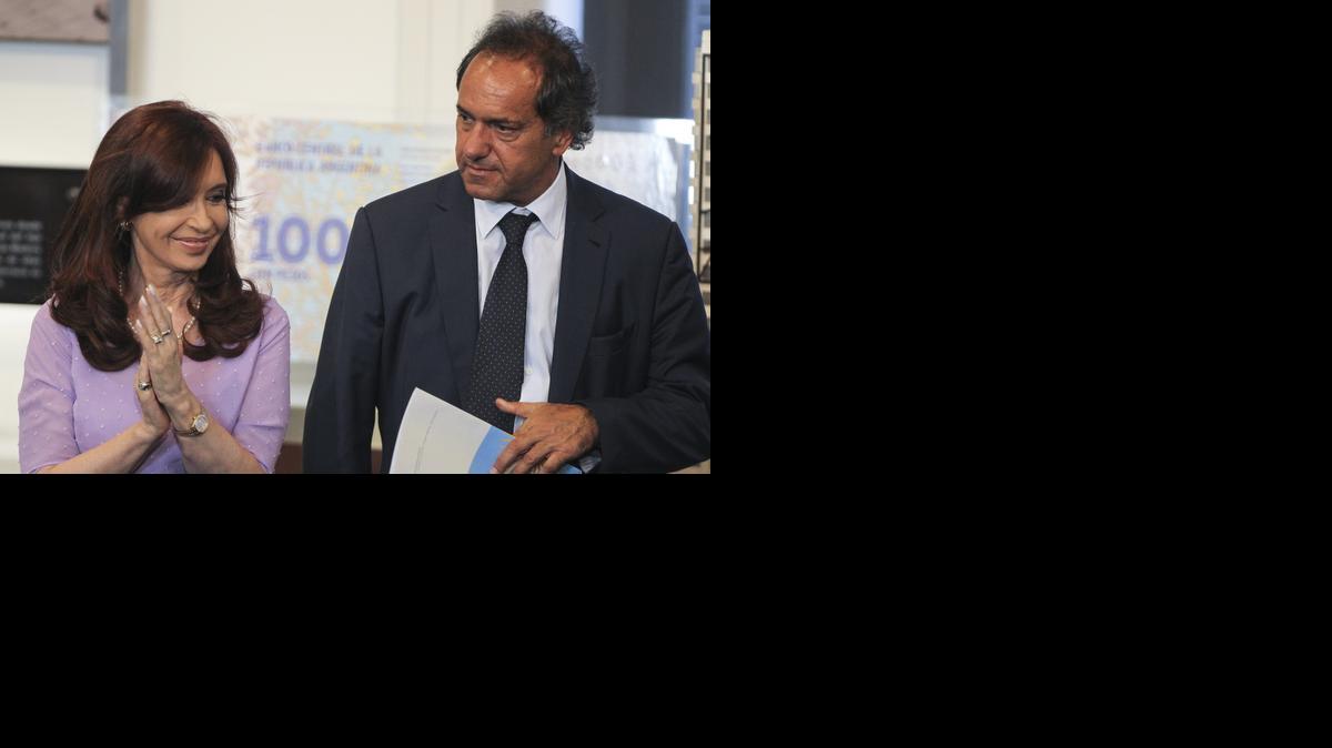 
La presidenta argentina, Cristina Fernández, participa junto al gobernador de la provincia de Buenos Aires, Daniel Scioli, el miércoles pasado, en un acto en la Casa Rosada en Buenos Aires. 
