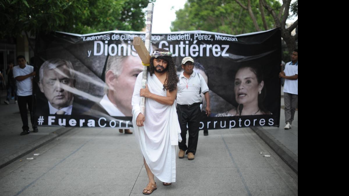 
Integrantes de sindicatos de Guatemala participan el viernes en la marcha del 1ro de mayo con pancartas exigiendo la renuncia del presidente Otto Pérez Molina, y su vicepresidenta, Roxana Baldetti. 
