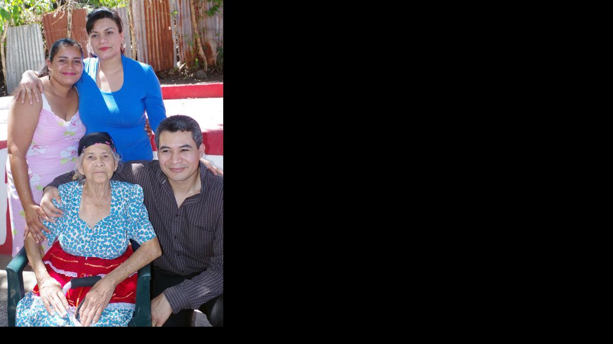 
Los hermanos Jiménez Cruz, Guillermo (der.-abajo), Daysi (der.-arriba) y Patricia (izq), abrazando a su abuela, Agustina Navarro, durante un reencuentro con su familia en el pueblo El Paisnal, a 39 kilómetros al norte de San Salvador. 
