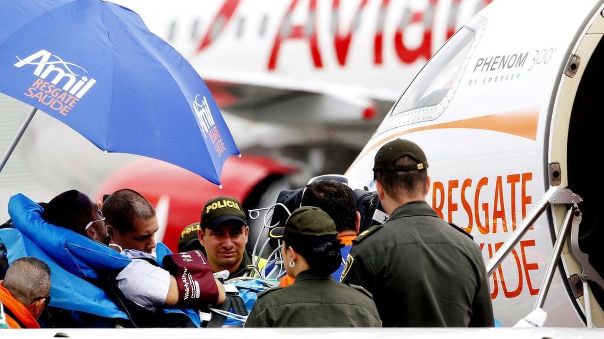El futbolista brasileño Helio Zampier Neto (i), uno de los seis sobrevivientes de la tragedia aérea del Chapecoense, ingresa a un avión medicalizado, para ser trasladado a la ciudad brasilera de Chapecó el 15 de diciembre de 2016, en Rionegro, Colombia.