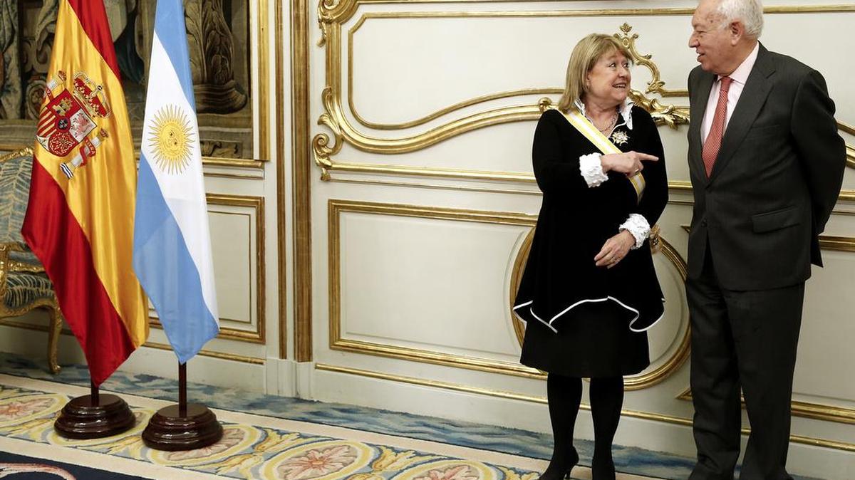 El ministro español de Asuntos Exteriores y de Cooperación, José Manuel García-Margallo, conversa con su homóloga argentina, Susana Malcorra, tras imponerle la Gran Cruz de la Orden de Isabel la Católica, durante el encuentro que han mantenido el lunes en la sede del Ministerio.