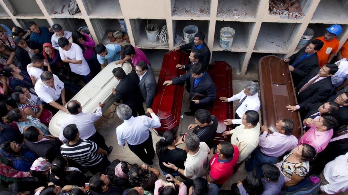 
Familiares despiden a víctimas de un deslizamiento de tierra, el domingo en Santa Catarina Pinula, Guatemala. 
