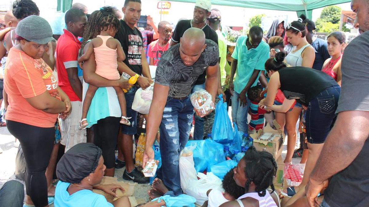 Fotografía del 17 de abril de 2016 de migrantes varados entre Costa Rica y Panamá en Paso Canoas (Panamá).