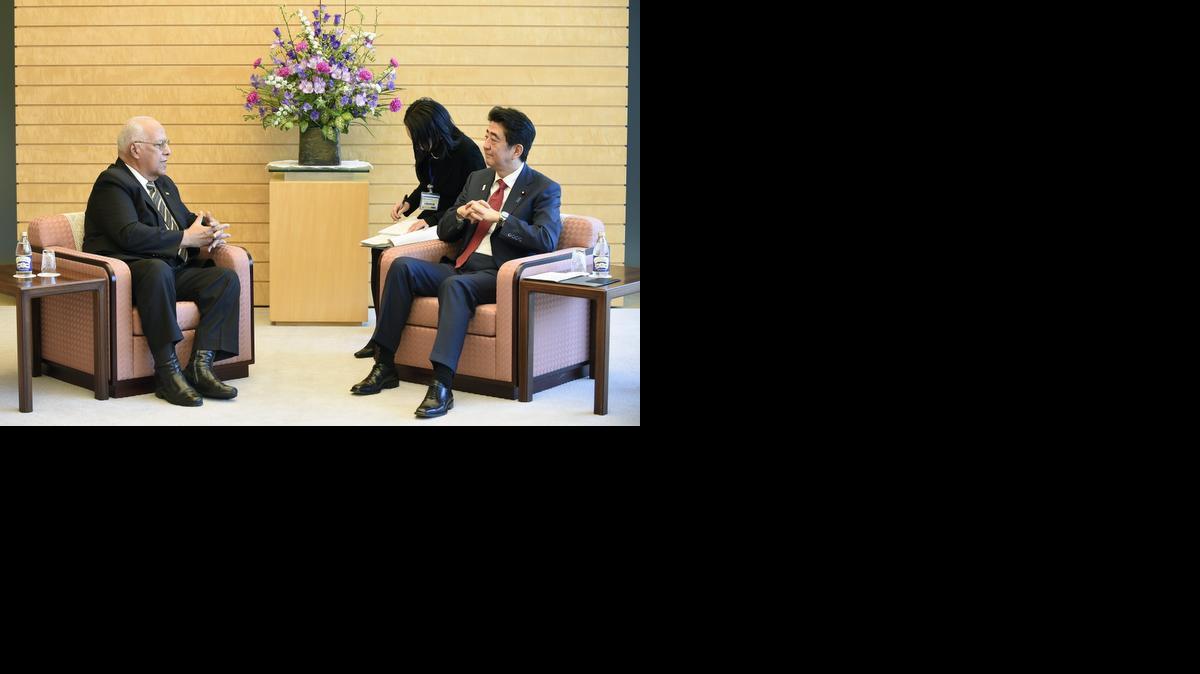 
El vicepresidente del Consejo de Ministros cubano, Ricardo Cabrisas Ruiz (izq.), se reúne el jueves con el primer ministro japonés Shinzo Abe en su residencia oficial, en Tokio. Cabrisas se encuentra en una visita oficial en Japón.
