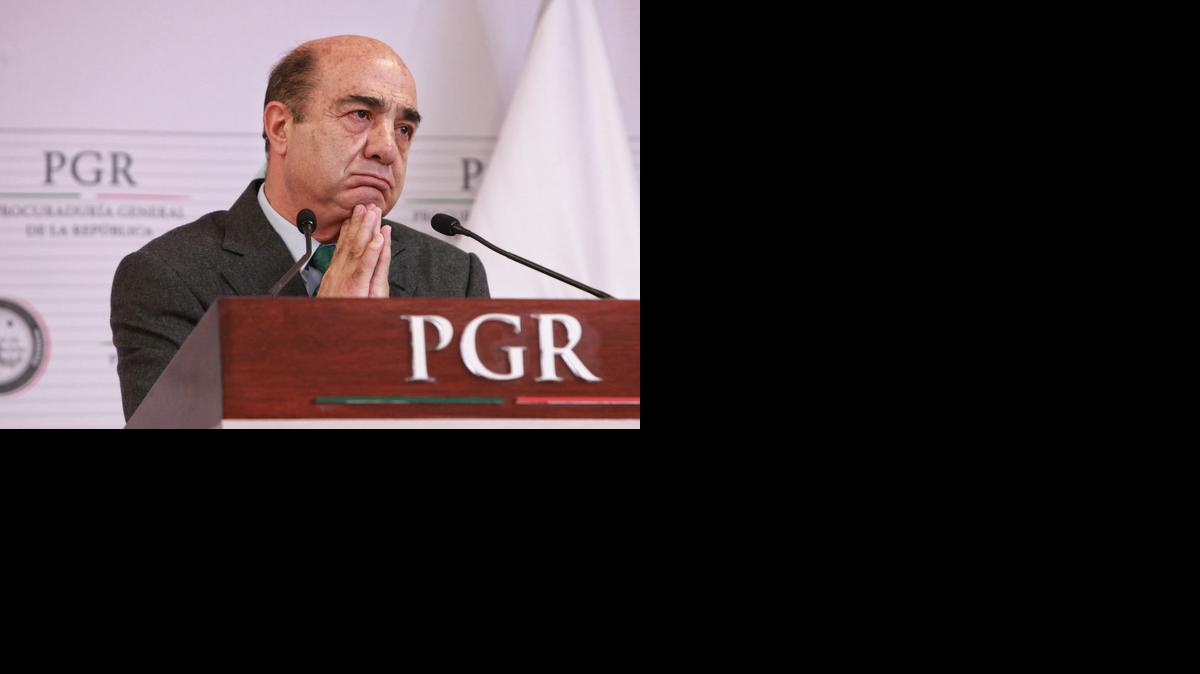 
El fiscal general, Jesús Murillo Karam, habla el martes durante una rueda de prensa en Ciudad de México, donde informó que las pruebas científicas y periciales confirman que los estudiantes desaparecidos fueron asesinados e incinerados en un basurero.

