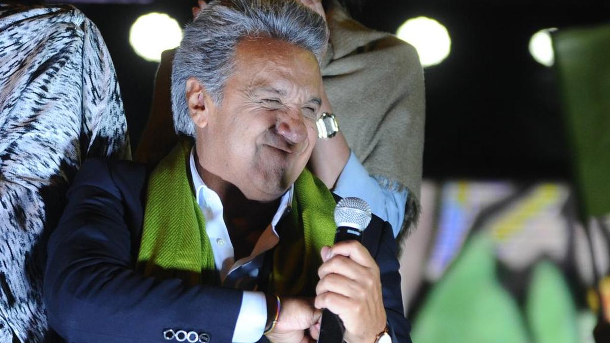 El candidato presidencial ecuatoriano del partido gobernante, Lenín Moreno, sonríe mientras da un discurso a sus partidarios tras los primeros resultados de la segunda vuelta electoral, en Quito el 2 de abril de 2017.