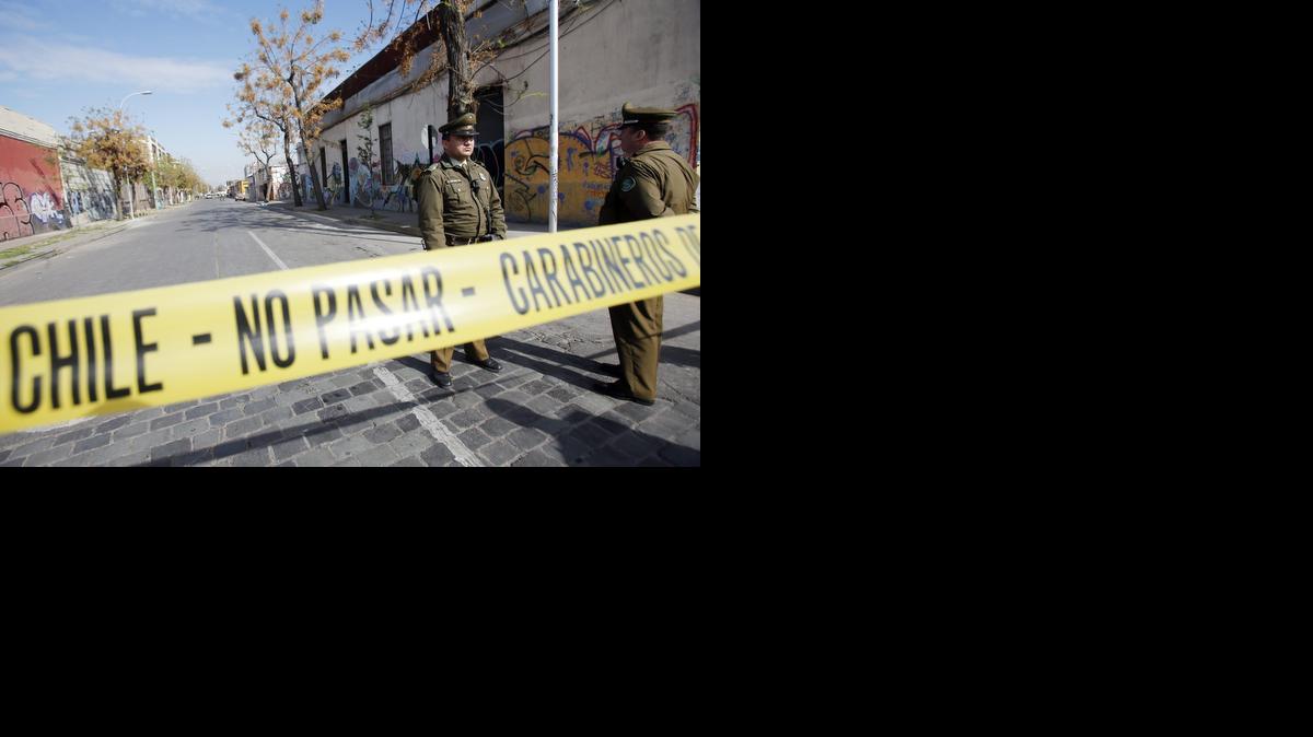 
Un hombre murió en la madrugada de este jueves al explotar una bomba de fabricación artesanal en el barrio Yungay de Santiago., Chile.
