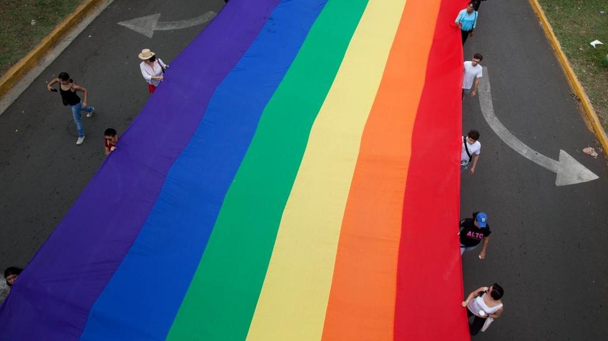 Una gran bandera es desplegada durante una marcha en el el Día Internacional contra la homofobia, en Managua. Foto archivo.