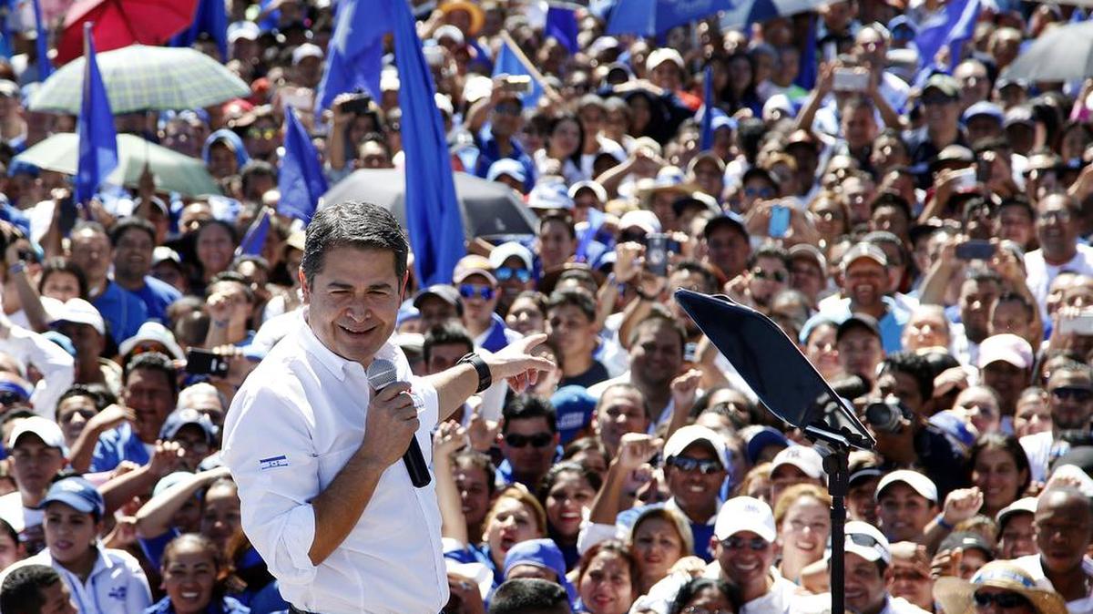 El presidente de Honduras, Juan Orlando Hernández, hace campaña para las elecciones primarias en Tegucigalpa, el 5 de marzo del 2017.