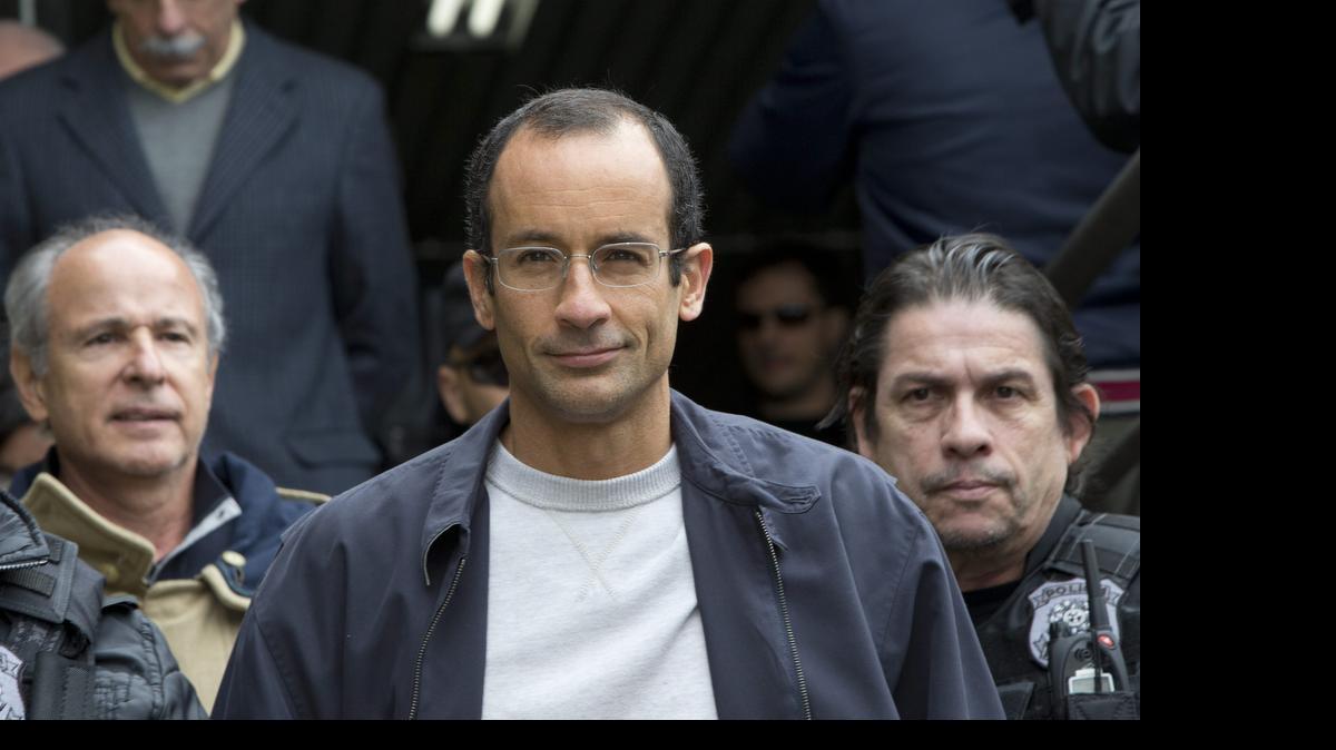 
Los presidentes de las empresas Andrade Gutiérrez y Odebrecth, Marcelo Odebrecht (cen) y Otávio Azevedo (izq.) vistos el sábado, en el Instituto de Medicina Legal de Brasil en Curitiba. Las autoridades confirmaron la detención de ambos, acusados de fraude en licitaciones. 
