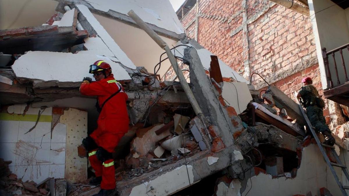 Organismos de rescate buscan sobrevivientes en un hotel desplomado el lunes, tras un fuerte sismo de 7.8 grados que sacudió al país en la zona hotelera de Tarqui en Manta, Ecuador.