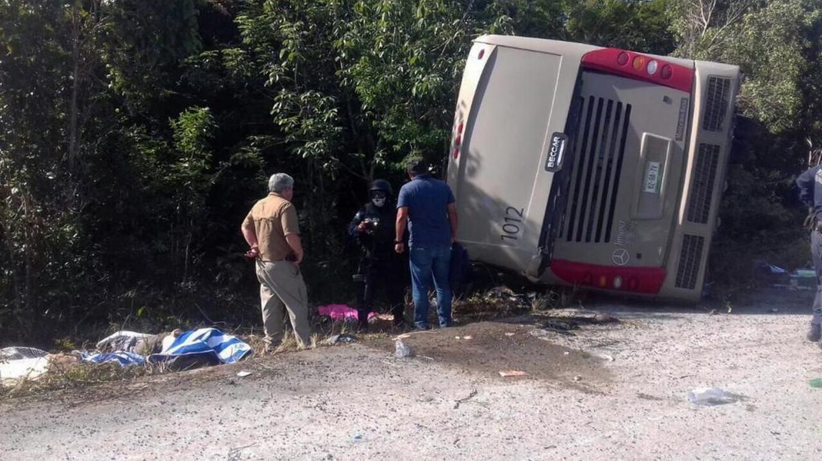 Vista general de un autobús accidentado en el tramo de la carretera Chetumal- Mahahual el martes 19 de diciembre de 2017, en Mahahual, México. Once personas murieron y al menos otras 20 resultaron heridas al volcar un autobús turístico que transportaba a 31 pasajeros de cruceros que llegaron al muelle de Mahahual, en el sur del estado Quintana Roo, confirmaron fuentes oficiales.