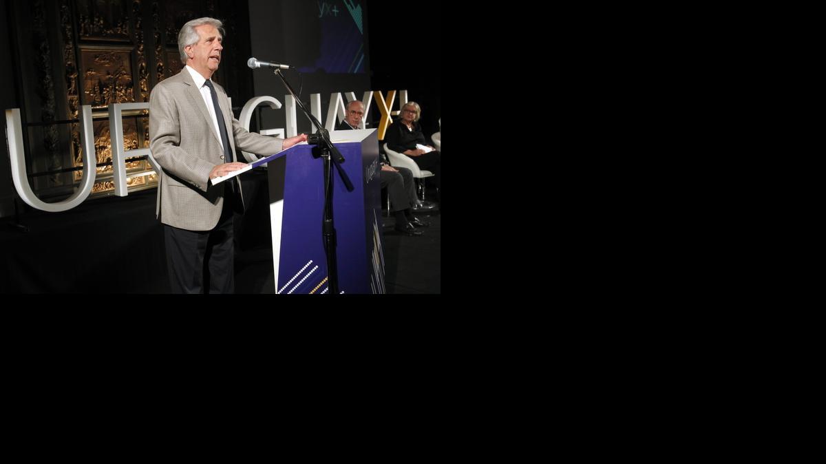 
El candidato presidencial uruguayo del partido Frente Amplio, Tabaré Vázquez, habla durante un acto de campaña el viernes 7 de noviembre de 2014, en Montevideo, previo a la segunda vuelta de las elecciones del próximo 30 de noviembre en el país.
