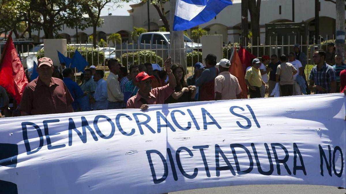 Miembros del Partido Liberal Independiente (PLI) de Nicaragua participan en una protesta el miércoles 16 de marzo de 2016, para exigir elecciones transparentes en noviembre, en Managua Nicaragua.