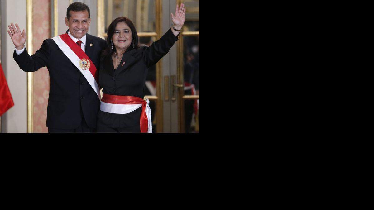
El presidente de Perú, Ollanta Humala, slauda junto con su primera ministra Ana Jara, en el 2014.
