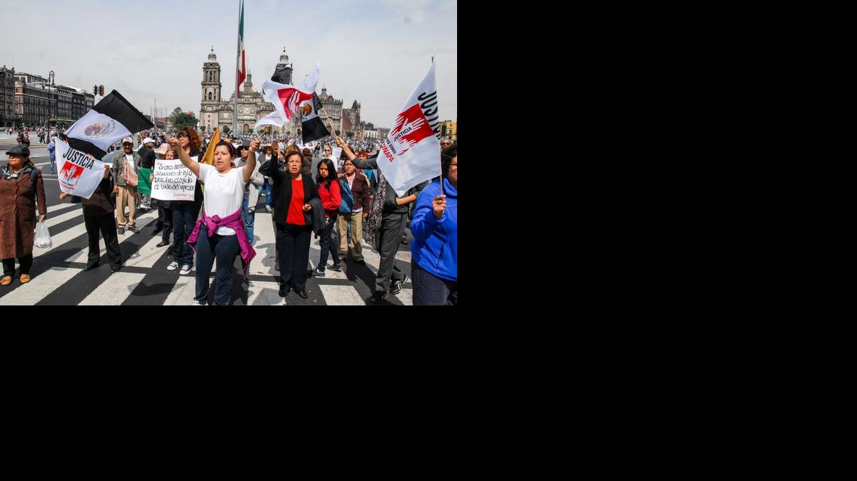 
Manifestantes participan en la marcha ‘43x43. Ni un desaparecido más’ en Ciudad de México. Los participantes, que caminaron desde Iguala, , arribaron al zócalo donde propusieron la creación de un movimiento para poner fin a la ola de violencia. 
