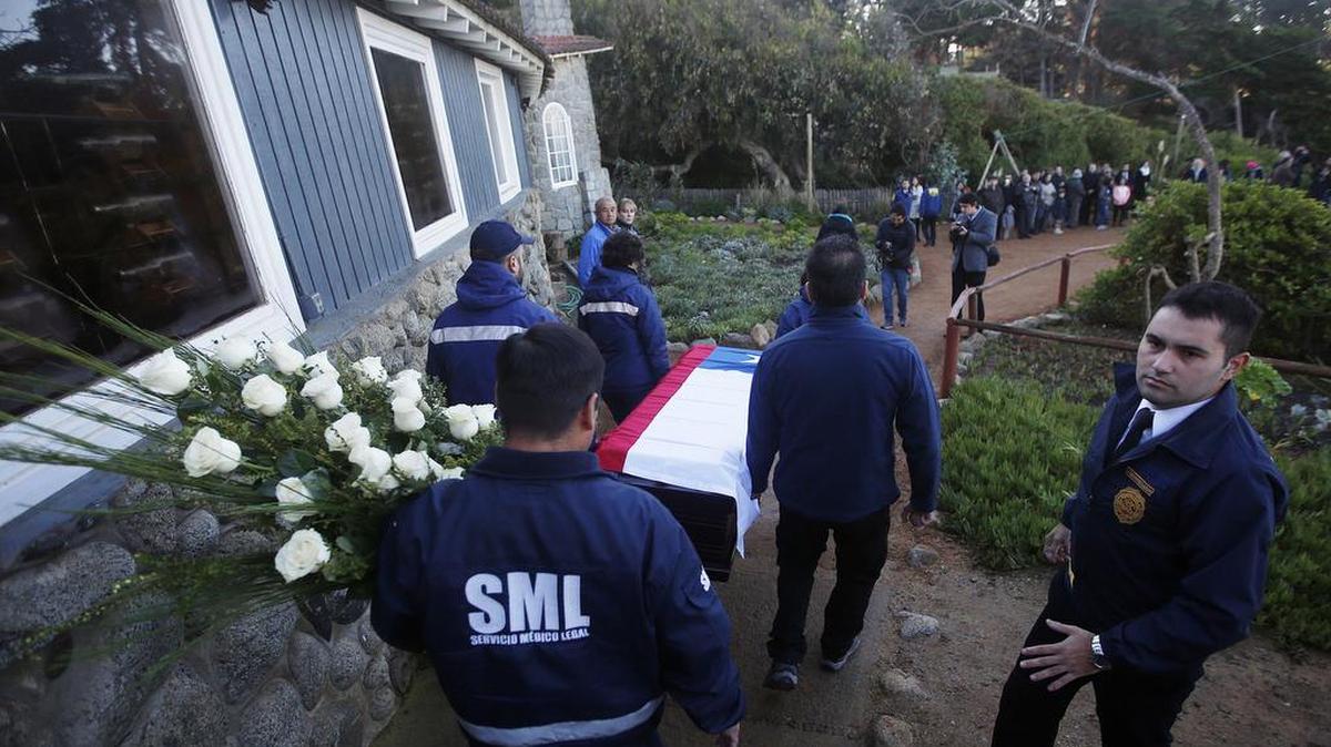 Personal del Servicio Medico Legal SML traslada hoy, martes 26 de abril de 2016, el féretro con los restos del poeta chileno Pablo Neruda al lugar del sepulcro en su casa museo en Isla Negra, localidad distante a 130 km al oeste de Santiago (Chile), donde serán enterrados por curta vez, tres años después de su exhumación.