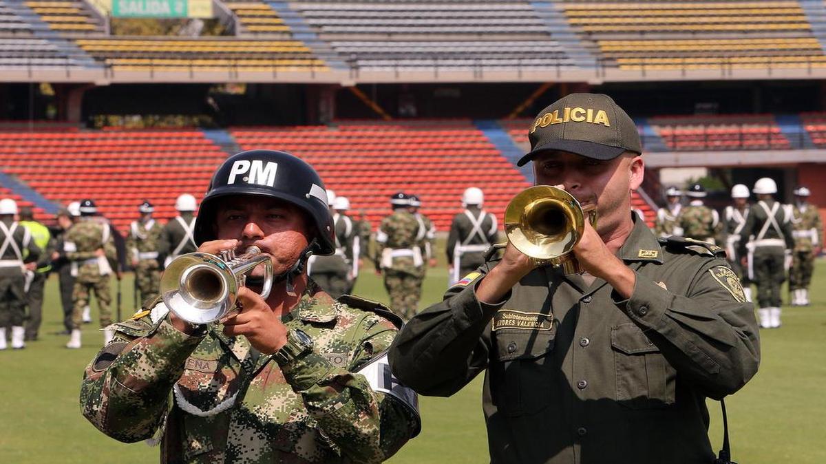 Miembros del ejercito y de la policía colombiana ensayan el  miércoles 30 de noviembre de 2016, durante los preparativos del homenaje al equipo de fútbol Chapecoense que tendrá lugar en la noche en el estadio Atanasio Girardot, en Medellín, Colombia.