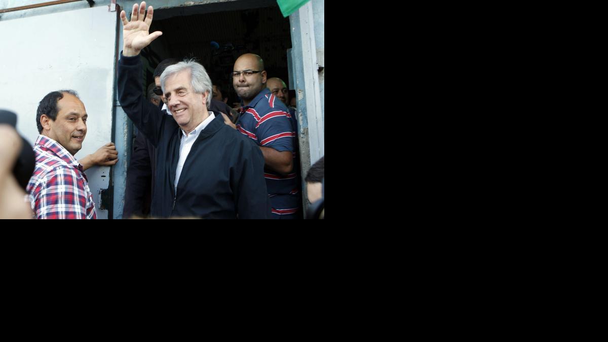 
El candidato a la presidencia de Uruguay por el Frente Amplio (FA), el ex presidente Tabaré Vázquez (cen), saluda a seguidores después de votar en las elecciones el domingo en Montevideo.
