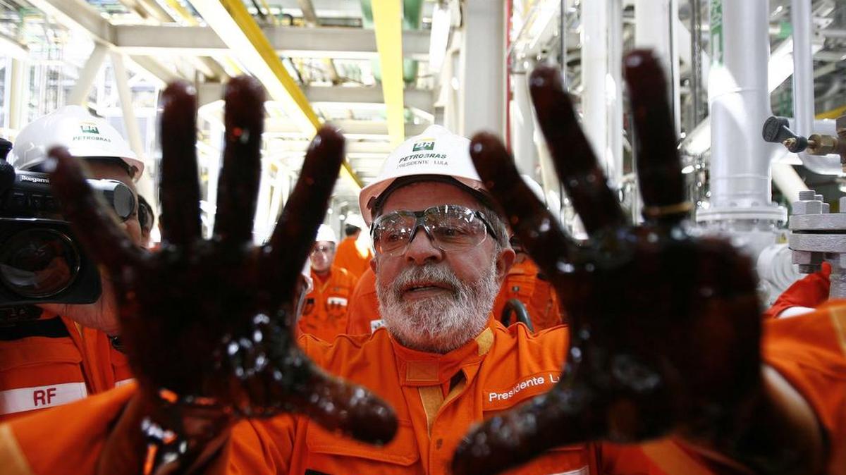 Fotografía del 28 de octubre de 2010 del ex presidente Luiz Inácio Lula sa Silva en una planta de Petróleo en la zona del Presal.