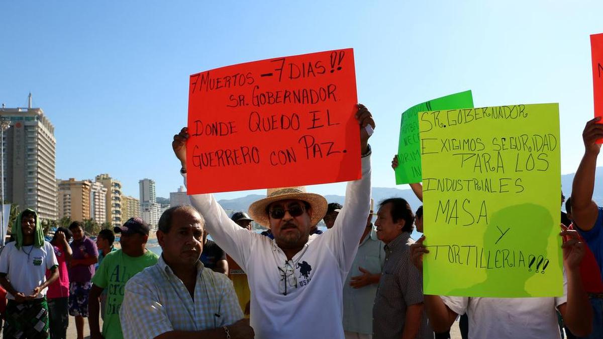 Trabajadores de la industria de la tortilla participan de una protesta hoy, viernes 8 de enero de 2016, en el puerto de Acapulco, en el estado de Guerrero (México), en demanda de seguridad para su agremiados que sufren extorsiones del crimen organizado.