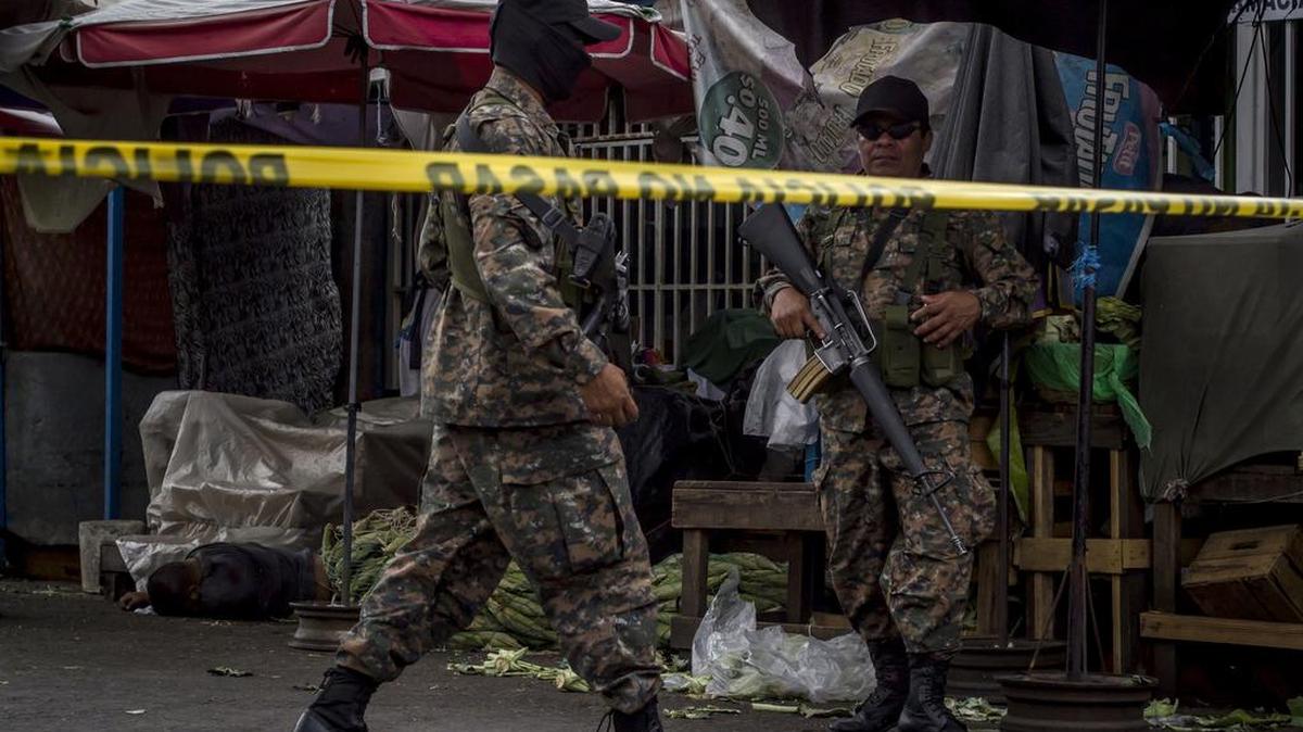 Soldados custodian el lugar de un tiroteo entre guardias de seguridad y pandilleros, en San Salvador el 15 de marzo del 20167.