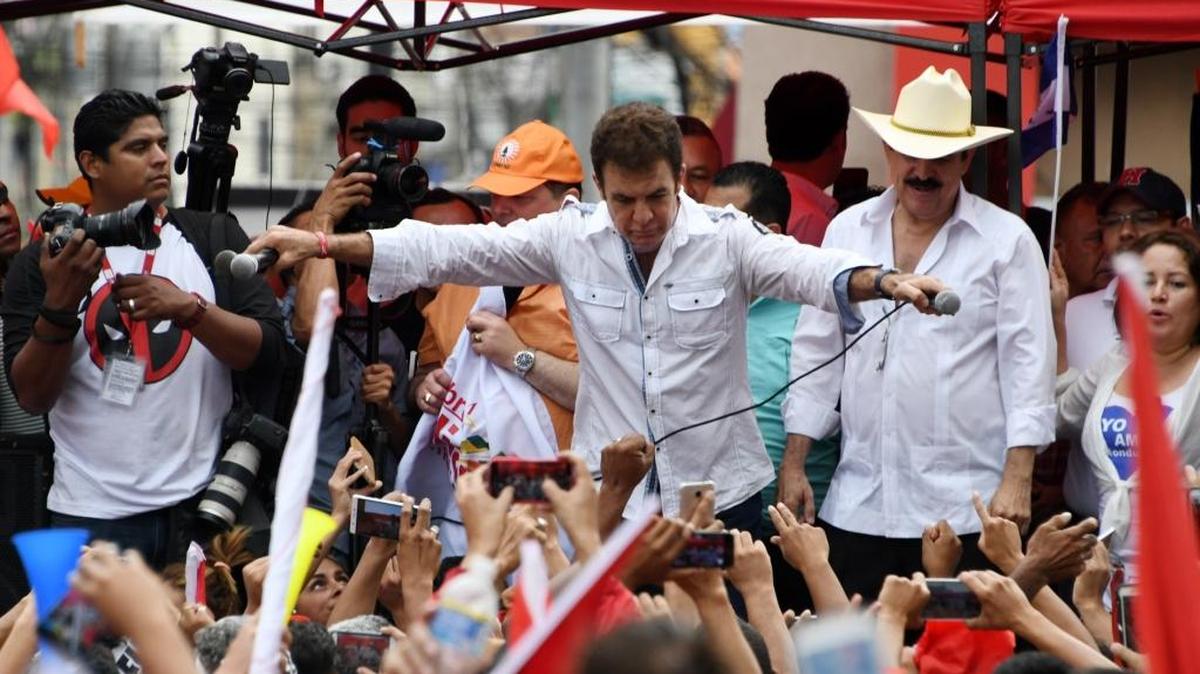 Salvador Nasralla (centro), ex candidato de la oposición, durante un discurso en San Pedro Sula, 180 kms al norte de Tegucigalpa, en una marcha del 6 de enero del 2018.