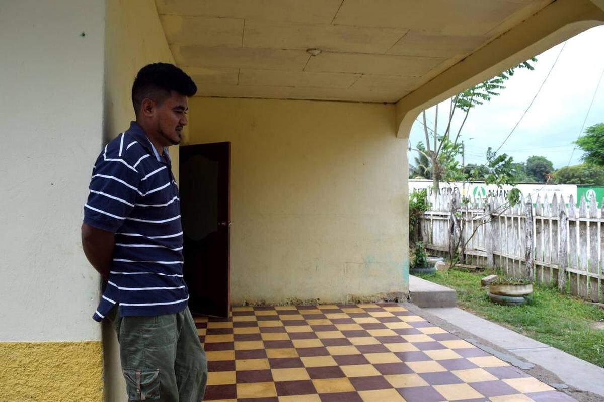 José Cáceres en Yoro, Honduras, fue separado de su hijo de 11 años hace dos meses cuando trataron de entrar a Estados Unidos. Cáceres fue deportado a Honduras y su hijo está en un albergue en Maryland.