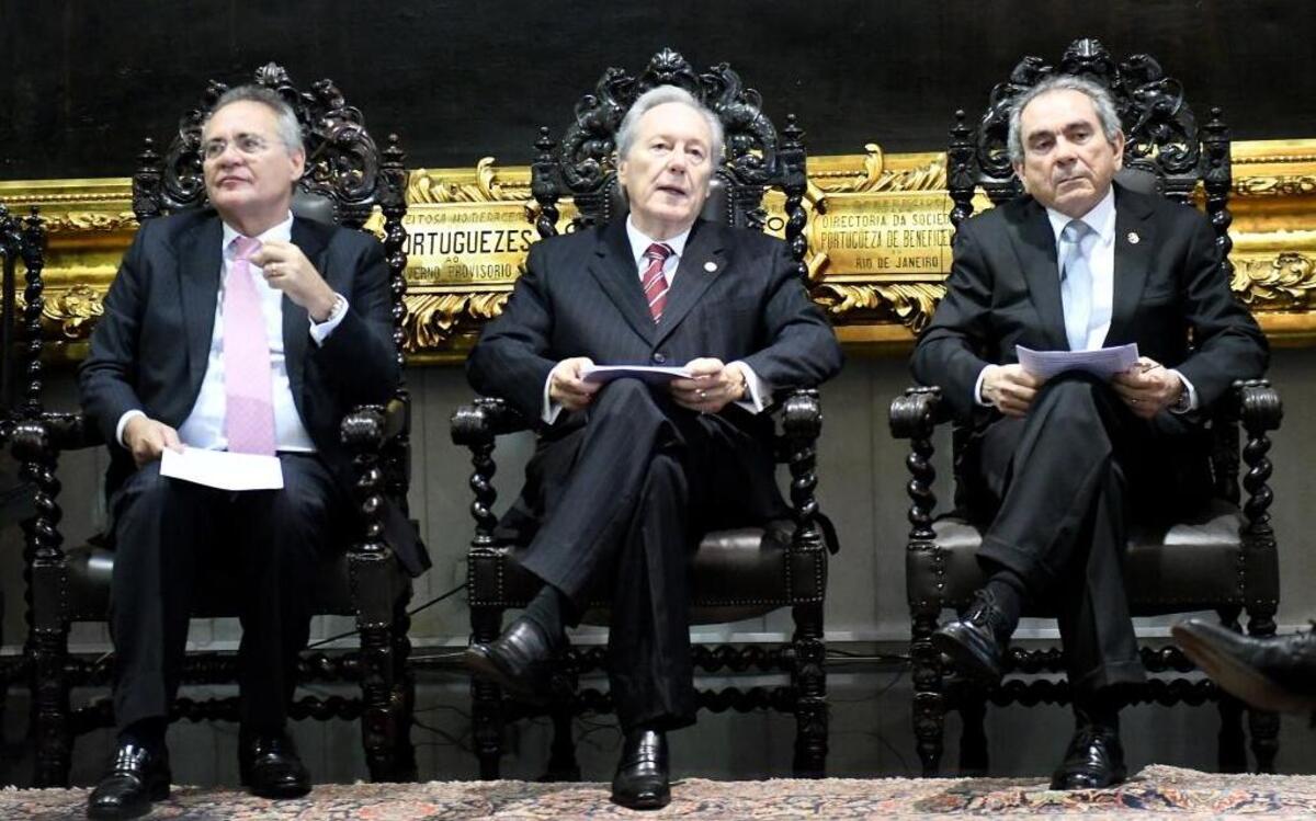 Los presidentes del Senado brasileño, Renán Calheiros (i), y de la Corte Suprema, Ricardo Lewandowski (c), junto al senador Raimundo Lira (d), durante una reunión en Brasilia el miercoles.